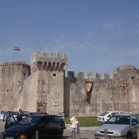 Apartment In Okrug Gornji With 1 *