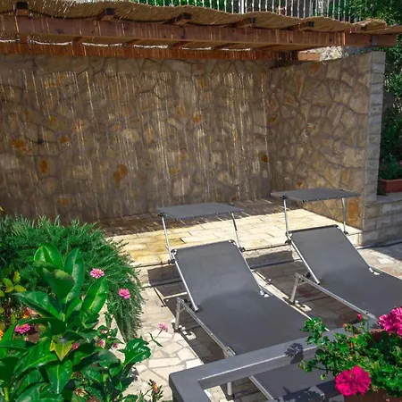 In Okrug Gornji With 1 Apartment Trogir