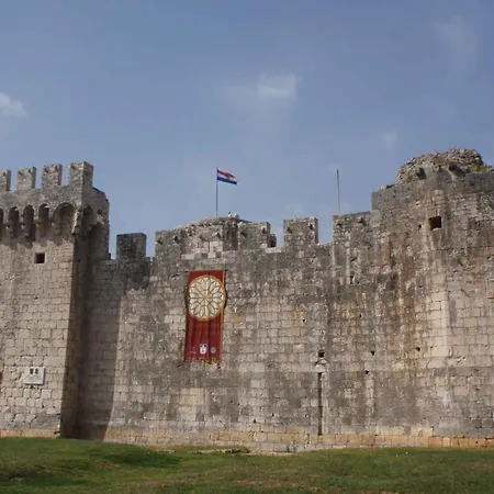 Apartment In Okrug Gornji With 1 Trogir