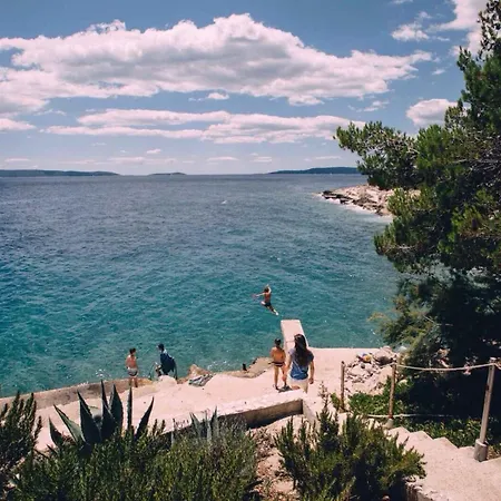 In Okrug Gornji With 1 Apartment