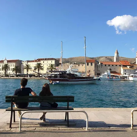 Apartment In Okrug Gornji With 1 *