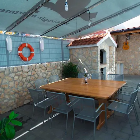 In Okrug Gornji With 1 Apartment Trogir