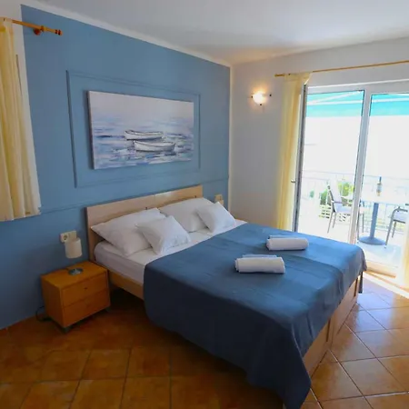 Apartment In Okrug Gornji With 1